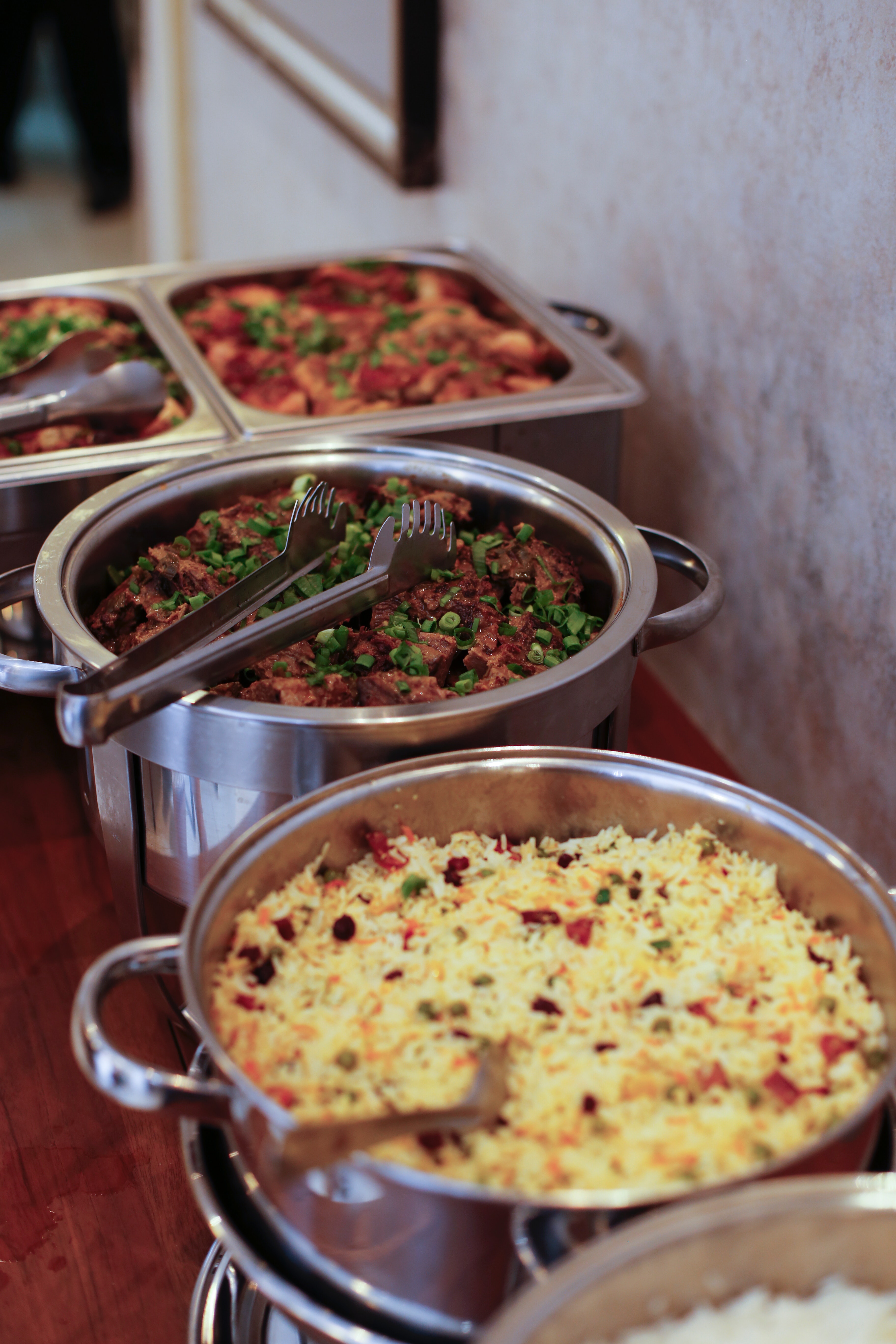 Verschiedene Gerichte, serviert in großen Töpfen.
Dies soll die Gerichte des Z-Caterings zeigen.
#zcatering #caterer #berlin #kitacaterer #schulcaterer #regional #qualitativ #gesund #biocaterer #Mittagessen #Ernährung #berlinmitte #sommer #schulung #weiterbildung